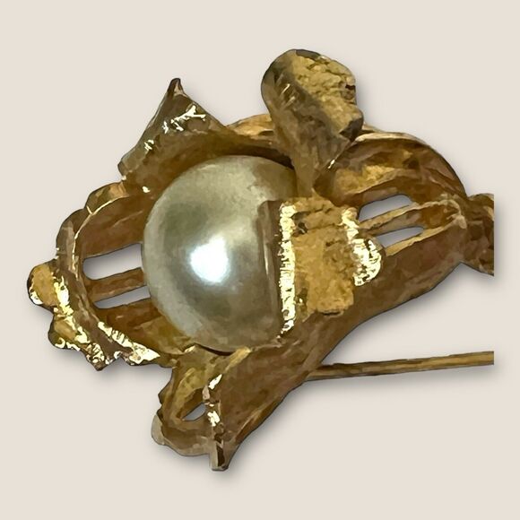 Vintage Signed BSK Flower Large Round Faux Pearl Gold toned Filigree Brooch - Picture 4 of 5